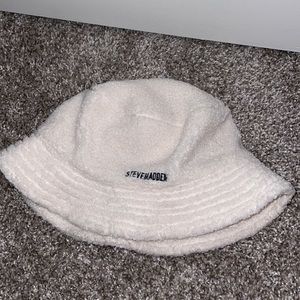Steve Madden - Sherpa bucket hat with embroidered logo